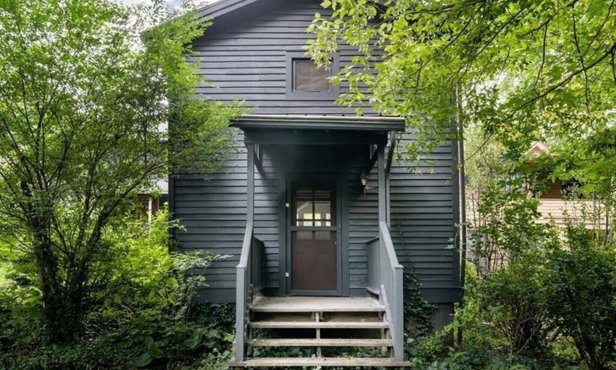 Historic Montford Cottage | Walk Everywhere- Cute Downtown Carriage House with Yard