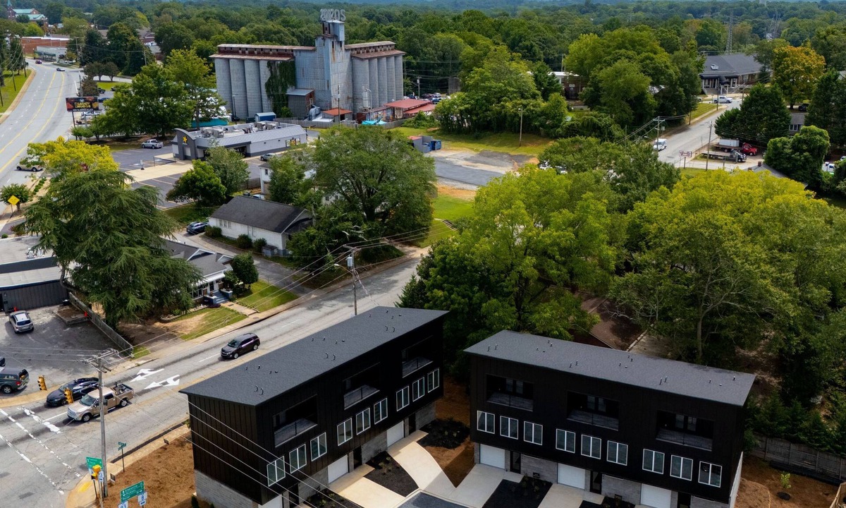 Easley House | Walk to Silos 2BR 2.5BA Townhome + Chef Kitchen Greenville Clemson Area