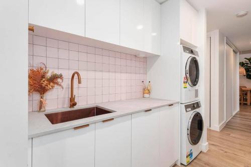 Currumbin Waters House | Waterfront 4BR Pool, BBQ & Currumbin Alley