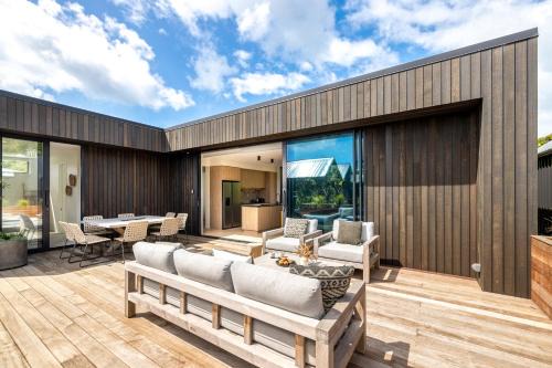 Onetangi House | Wavesong Oceans 11, Onetangi - Be My Guest Waiheke