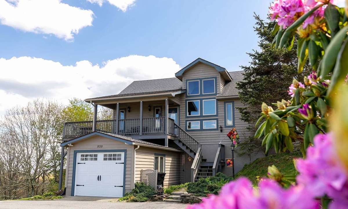 Blowing Rock House | Welcome Home - Great View, Hot Tub, Foosball Table, Fire Pit, 15 minutes to Boone!