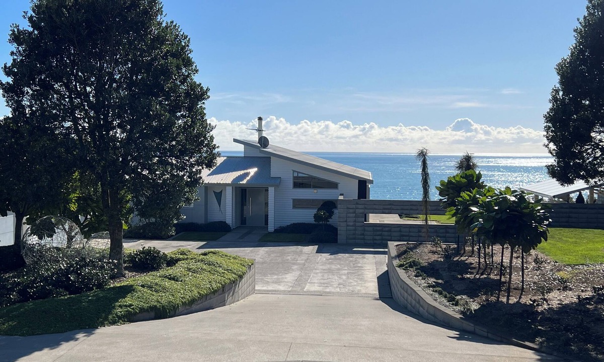 Waiiti House | WhiteCliffs Waterfront Beach House Beautiful sea views.