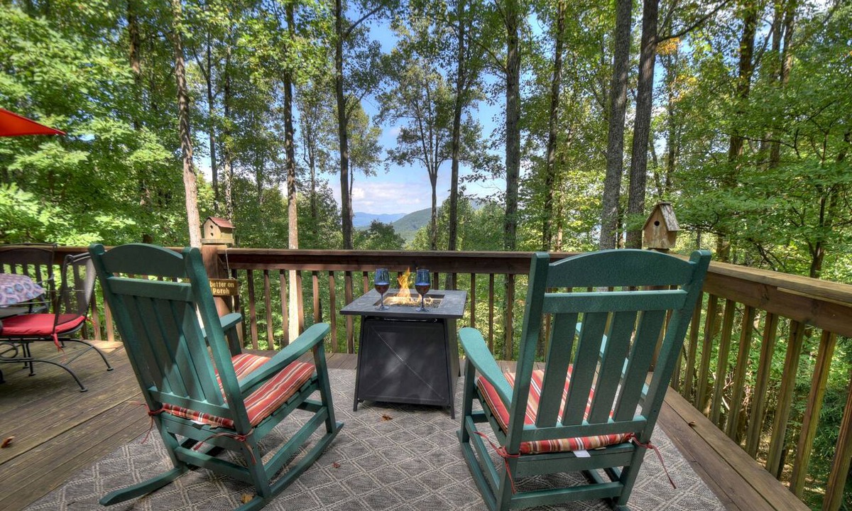 Walnut Mountain Cabin | Wind Rush- Pet-friendly retreat featuring breathtaking mountain views, hot tub, WiFi, paved roads, and convenient proximity to downtown Ellija