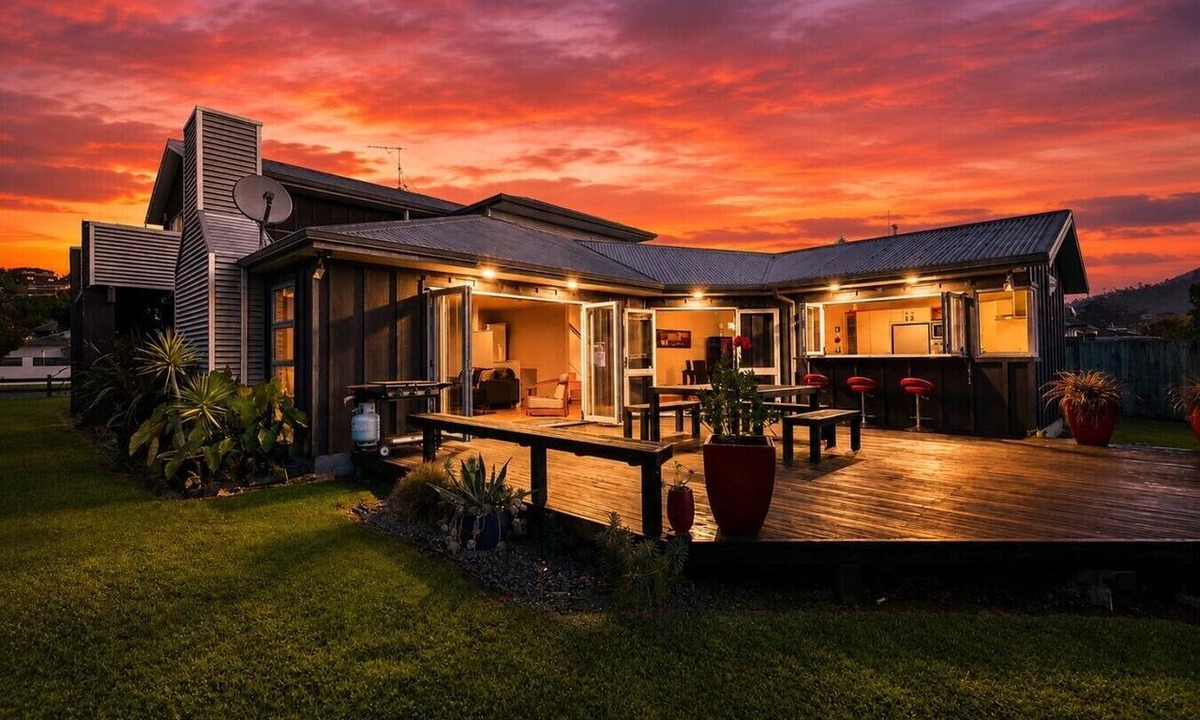 Kawaha Point House | Zodiac Bay Lake Retreat Rotorua Sleeps 12 5BR