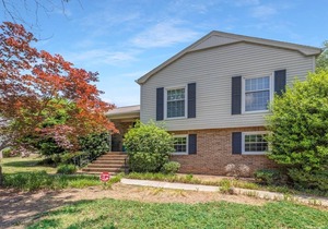 Charming SouthPark home, fenced-in yard in Charlotte