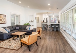 DOWNTOWN RIVERFRONT HOME WITH RIVER ACCESS, BEST LOCATION, 2 PRIMARY BDRMS in Bend