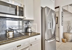 Oceanfront Views! Corner unit! in Lahaina