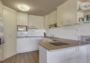 Wintersview 2 - Beachfront Apartment with Rooftop Pool