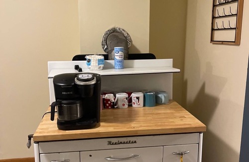 Ragland House | Living on the Edge! Charming 3-bedroom house with HOT TUB and King bed!