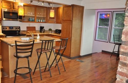 Knoxville Cottage | Rustic Cottage near the Potomac River