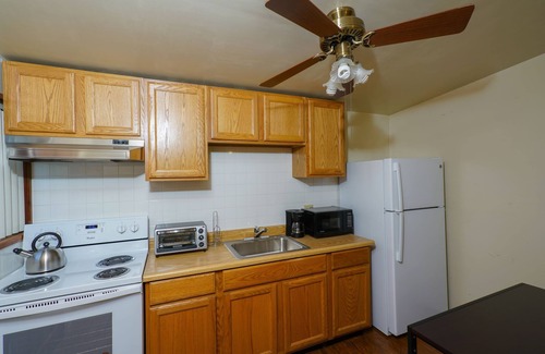 Historic Tennis Club Apartment | Villa C - a studio with kitchen. A few steps from downtown Palm Springs! π