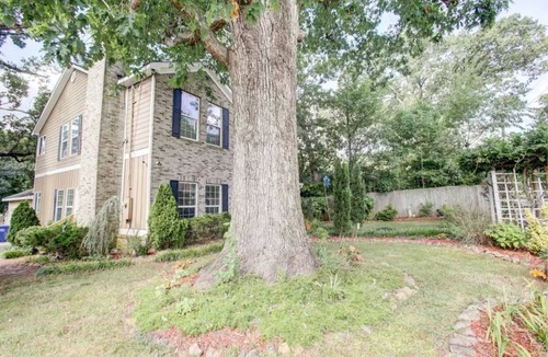 East Side House | 1000 MBPS WIFI, 11-Person Hottub, 75"TV, Close 2Downtown/Restaurants, Sleeps16