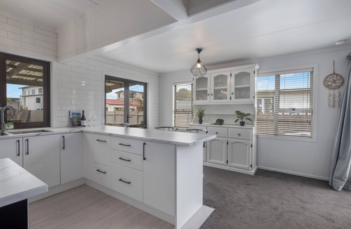 One Tree Point House | 100m to Beach! Hot tub! Pet friendly! Games room!