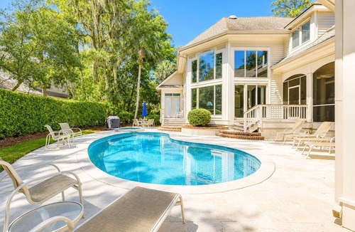 Oceanside House | 13 Duck Hawk -Relax on the Front porch w/rockers and a private pool!