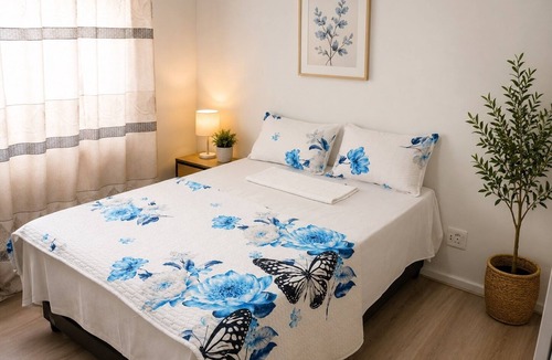 Goodwood House | 17 Rose Guesthouse Serene 9-bedroom house with AC in beautiful Cape Town