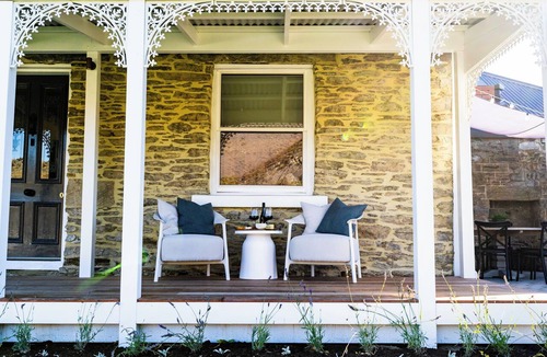 Lowburn Cottage | 1868 Schist heritage cottage. 4 bedroom, 220°Lake & mountain view. History calls