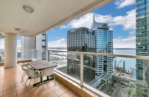 Auckland Central Business District Apartment | 18th Floor 180-Degree Views 2 Bed 2 Bath Parking
