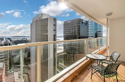 Auckland Central Business District Apartment | 18th Floor 180-Degree Views 2 Bed 2 Bath Parking