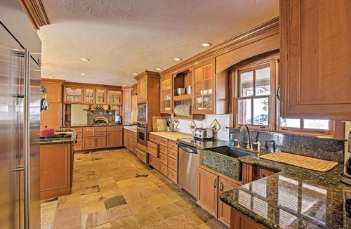 Glenwood Springs House | 2.5-acre estate boasting 6,000 Sq. feet, with private hot tub & chef's kitchen
