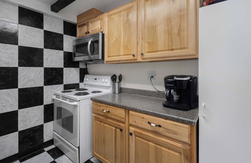 Glenwood Springs Apartment | 2-bedroom apartment in charming Glenwood Springs with Hot Tub, AC and Heating.