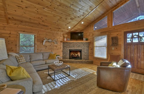 Blue Ridge Cabin | 2 Master Suites w/view, Hot Tub, Media & game room, 5 minutes to downtown!