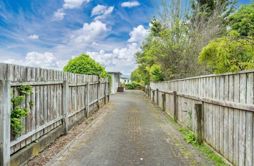 Two Mile Bay House | 2 Mile Cosy Corner with Wi-Fi, 2 minute walk to lake edge and restaurant