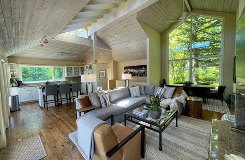 Red Mountain House | 3,000 Sq ft. 8MM Red Mtn Home 3bd, 3 bath Sleeps 10 Jacuzzi VIEWS 3 min to town