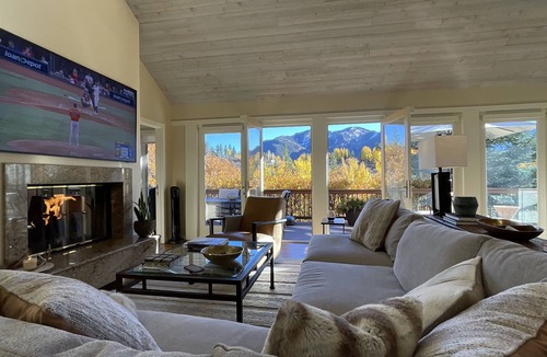 Red Mountain House | 3,000 Sq ft. 8MM Red Mtn Home 3bd, 3 bath Sleeps 10 Jacuzzi VIEWS 3 min to town