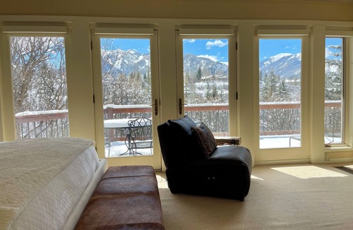 Red Mountain House | 3,000 Sq ft. 8MM Red Mtn Home 3bd, 3 bath Sleeps 10 Jacuzzi VIEWS 3 min to town