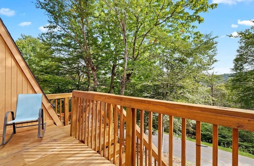 Beech Mountain House | 3 Min to Ski Slope Sleeps 8 Hot Tub Pool Fall Leaf