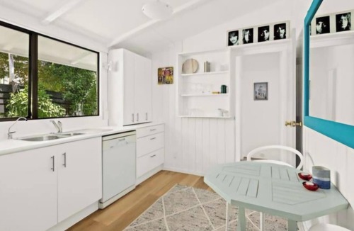 Snells Beach Apartment | 30 steps to beach