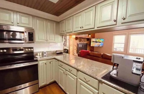 Seven Devils House | 3BR, 3BA, Mountain Views, Hot Tub, Game Room & Pet Friendly