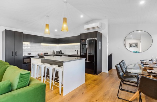 Queenstown House | 4 Ensuites, Hot Tub, Sleeps 8, Remarkables Views