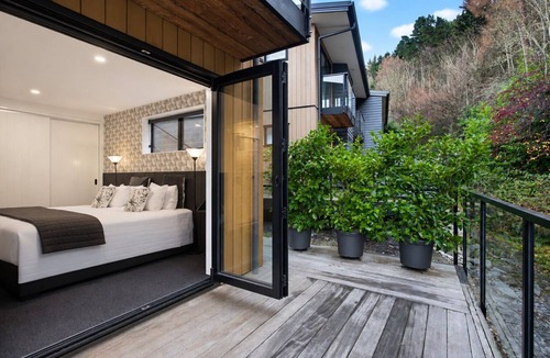 Queenstown House | 4 Ensuites, Hot Tub, Sleeps 8, Remarkables Views