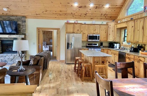 Cleveland Cabin | 4 Private Suites | Mtn Views, Hot Tub & Game Room