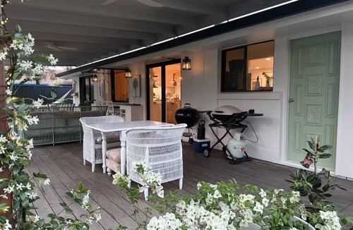 Elanora House | 4BR Elanora Oasis Family Retreat w/Pool, shops, 5 mins to best beaches on GC!