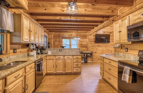 Ellijay Cabin | 5BR · Hot Tub · Theater · Games · BBQ · Peaceful with Forest Views · Sleeps 14