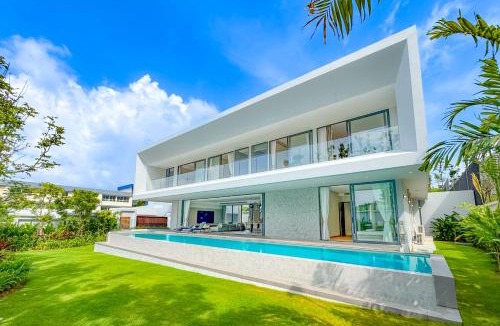 Cherngtalay Villa | 5BR Pool Villa with 20m Pool & Cinema near Laguna by Warm plus