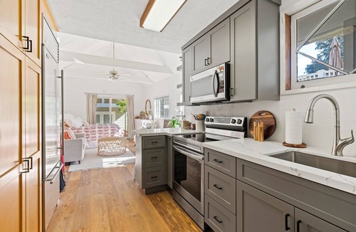 Eastside Santa Cruz Cottage | 5BR Santa Cruz Beach House — Steps to Twin Lakes Beach - Deck & Yard - Sleeps 12