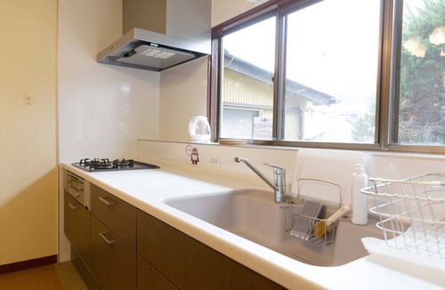 Usami Apartment | 5Min to the sea & station! Comfortable hideaway with a dedicated BBQ area.