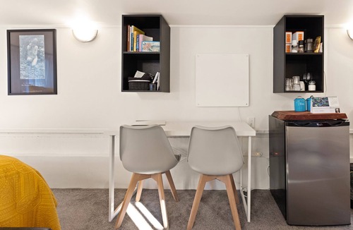 Bluff Hill Apartment | "66" Private Studio on Bluff Hill