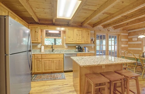Seven Devils Cabin | 7 Oaks: Mtn Cabin, Hot Tub, Fishing Ponds, Waterfront (Lake View), Pool Table