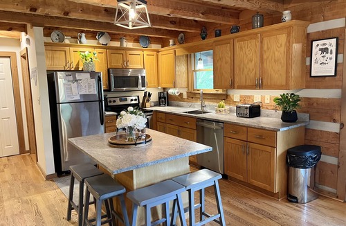 Seven Devils Cabin | 7th Heaven - Rustic cabin with hot tub, pool table, close to Hawksnest!