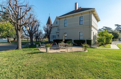 Salinas House | 8 Suites Near Monterey& Carmel