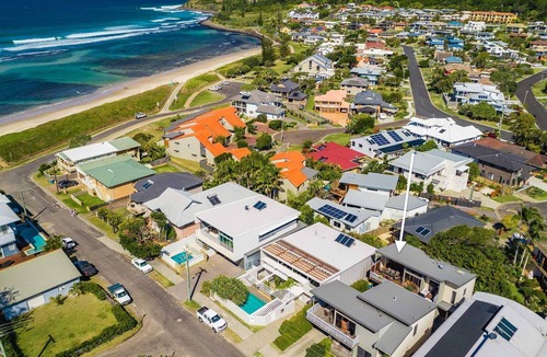 North Creek House | A PERFECT STAY - Bare Feet