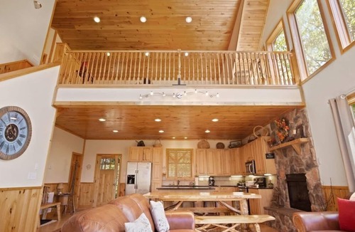 Seven Devils Cabin | Above It All- Cabin, Hot Tub, Pet Friendly, Pool Table, Mtn View, Gas Fireplace