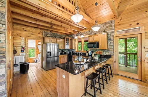 Gatlinburg Cabin | Above the Glades Stunning Views of Mt. LeConte. Minutes to downtown Gatlinburg!
