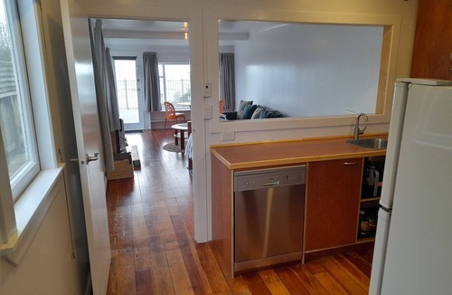 Plimmerton Cottage | Absolute Beach Front, 25 mins from Wellington Sunset spa deck. Cosy Fire lounge.
