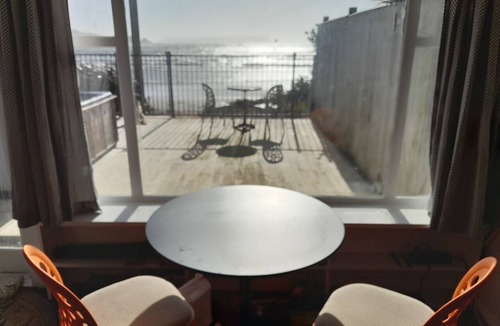 Plimmerton Cottage | Absolute Beach Front, 25 mins from Wellington Sunset spa deck. Cosy Fire lounge.