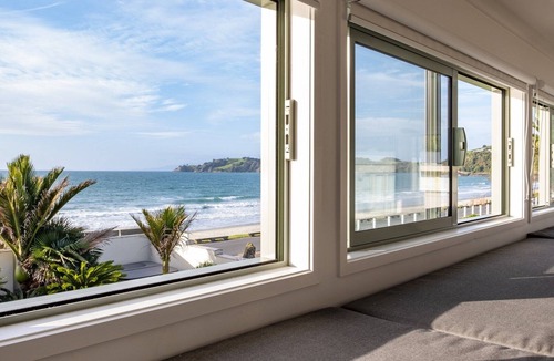 Onetangi House | Absolute beachfront position on Waiheke Island.